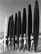 Женщины с досками для серфинга