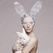 Девушка с белым кроликом