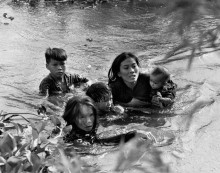 Вьетнамская мать со своими детьми спасается от бомбардировки села
