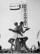 Лейла Уильямс и Джилл Табор стоят под "Драйв-ин Ресторан"