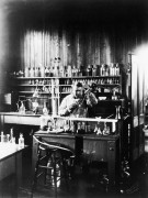 Томас Эдисон в лаборатории