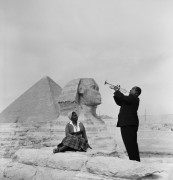 Джазовый трубач Луи Армстронг играет для  жены в Гизе