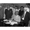 Президент Рузвельт подписывает Закон о социальном обеспечении