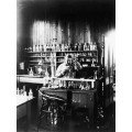 Томас Эдисон в лаборатории