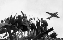 Берлинские  дети приветствуют самолет