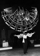 Цирковой артист Фред Лони балансирует с 22 стульями