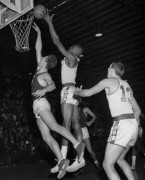 Билл Рассел во время игры в баскетбол