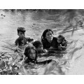 Вьетнамская мать со своими детьми спасается от бомбардировки села