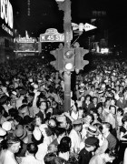 Толпа  на Таймс-сквер во время объявления окончания войны с Японией