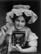 Молодая женщина с камерой