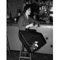 Молодая женщина в баре отеля