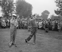 Бинг Кросби и Боб Хоуп играют в  гольф