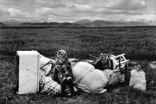 Армянская женщина, сидящая с ее вещами - Шербел, Шепард