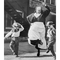 Монахиня танцует с детьми