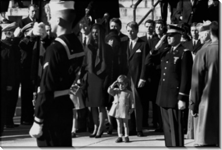 Семья Кеннеди с Джоном младшим отдают честь гробу отца