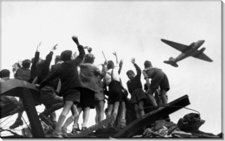 Берлинские  дети приветствуют самолет