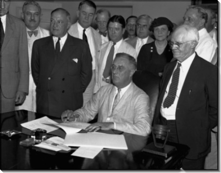 Президент Рузвельт подписывает Закон о социальном обеспечении
