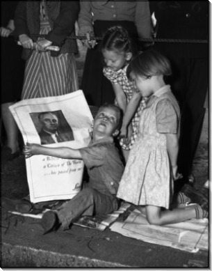Дети ,собравшиеся вокруг газеты
