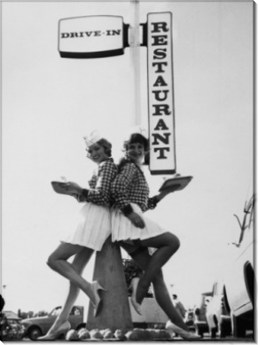 Лейла Уильямс и Джилл Табор стоят под "Драйв-ин Ресторан"
