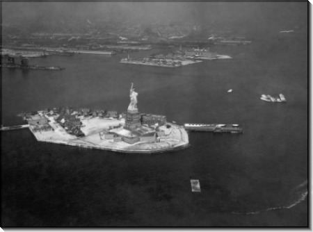 Вид с воздуха на Статую Свободы, остров Эллис