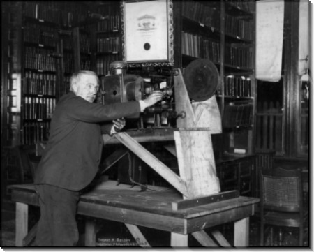 Томас Эдисон, вместе с первым  кинопроектором