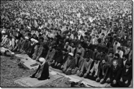 Толпа мусульман молится