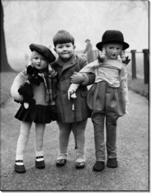 Ребенок с двумя куклами