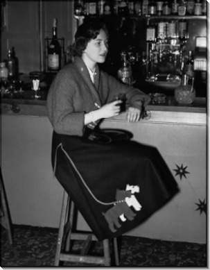 Молодая женщина в баре отеля