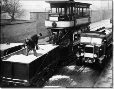 Мужчины  испытывают  прицеп трамвая для зимы
