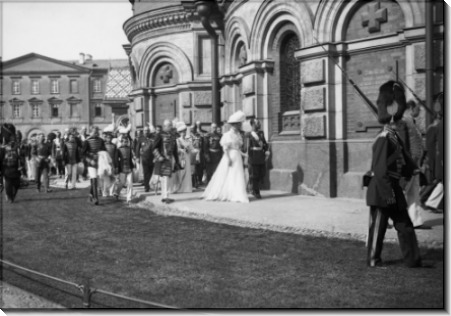 Николай II и царица пешком от церкви