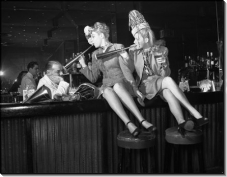 Женщины, сидя на барной стойке