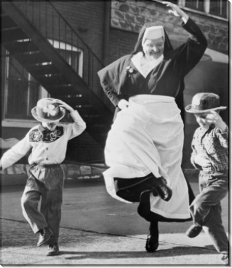 Монахиня танцует с детьми