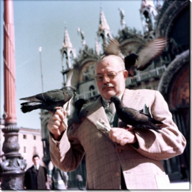Эрнест Хемингуэй кормит голубей в Венеции, 1954 год.
