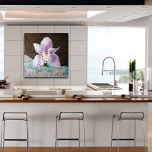 Картины с орхидеями на кухне